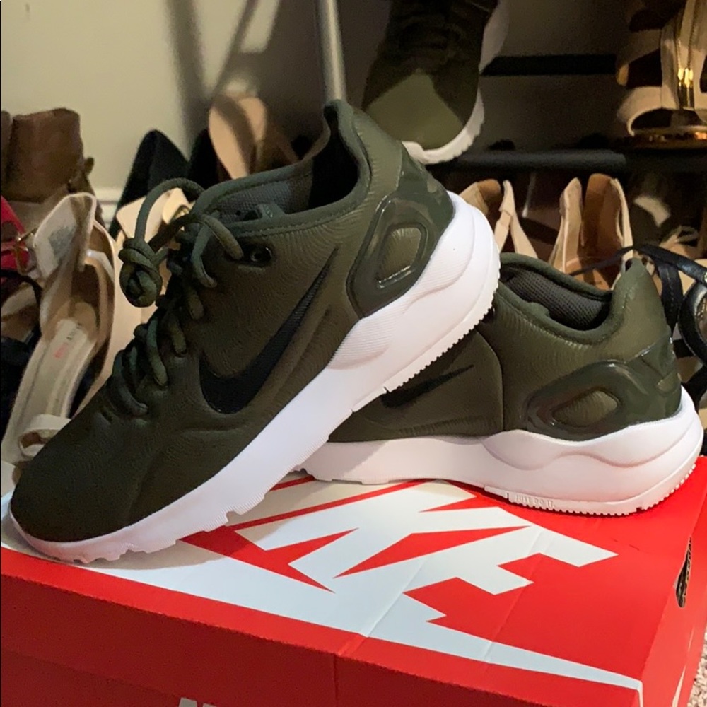 Nike women’s LD Runner LW